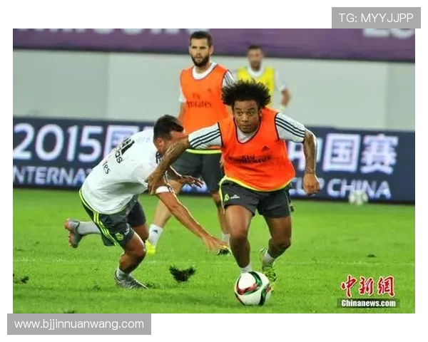 洛杉矶湖人与劲敌展开激烈对决 全场焦点赛事引爆球迷热情 洛杉矶湖人与劲敌展开激烈对决 全场焦点赛事引爆球迷热情