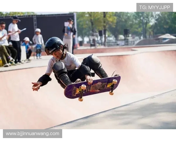 深圳攀岩队在世界滑板锦标赛中的团队协作展现出色值得关注 深圳攀岩队在世界滑板锦标赛中的团队协作展现出色值得关注