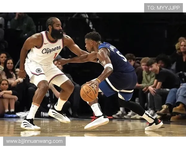 勇士与快船激战27日赛场比分揭晓精彩瞬间回顾